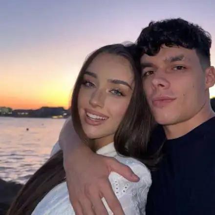 Разжалваната Мис България Кравец се натиска с гаджето на плажа (СНИМКИ)