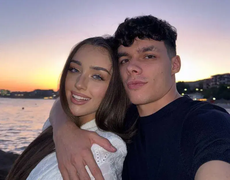 Разжалваната Мис България Кравец се натиска с гаджето на плажа (СНИМКИ)