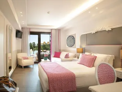 Румен Радев нае частна вила за рождения ден на жена си в Гърция