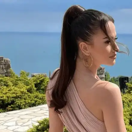 Рязък завой! Еротичната танцьорка Дениз Хайрула стана психоложка