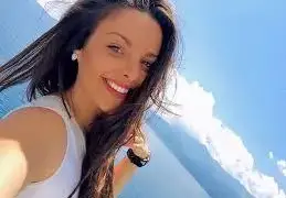 Симона Загорова влиза през врата в морето