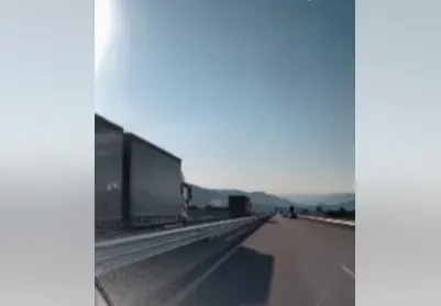 Скандал! Два тира хвърчат в насрещното със 100 км./ч (УЖАСЯВАЩО ВИДЕО)
