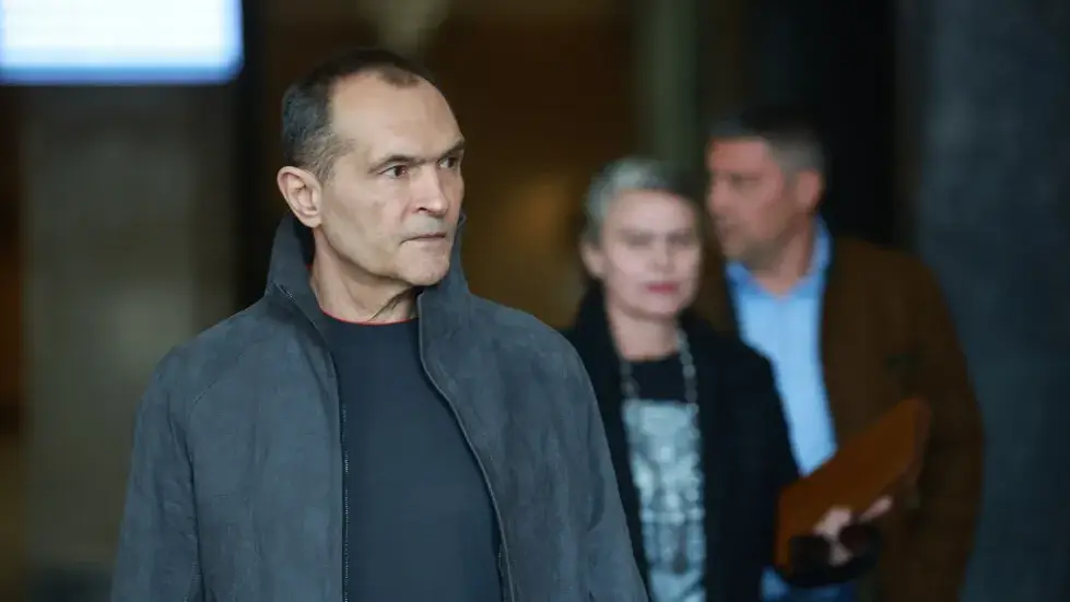 Скандал! Съдът пусна Васил Божков “на море”