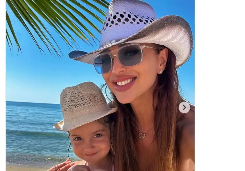 След раздялата с Добромир: Глория показа топ тяло по бански (ФОТО)