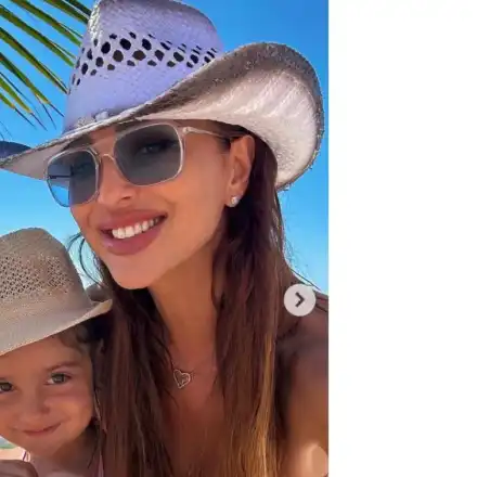 След раздялата с Добромир: Глория показа топ тяло по бански (ФОТО)