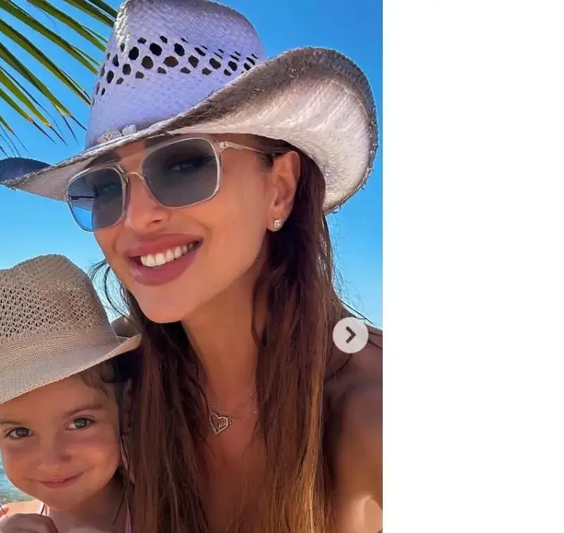 След раздялата с Добромир: Глория показа топ тяло по бански (ФОТО)