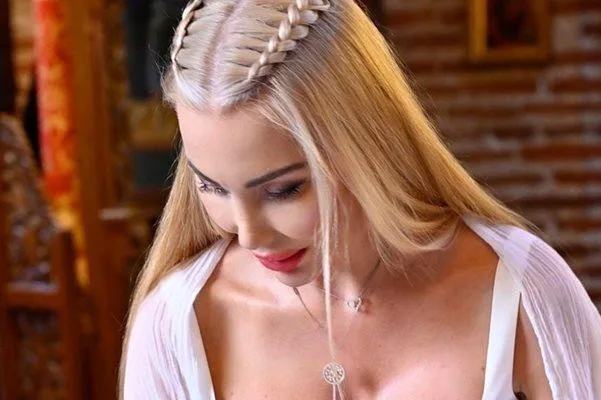 Тоца кръсти сина си! Самовлюбената миска снима само себе си