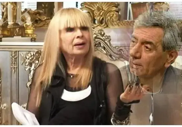 УНИКАЛЕН КАДЪР: Вижте Лили Иванова в морето по бански да се гушка с Гаргов