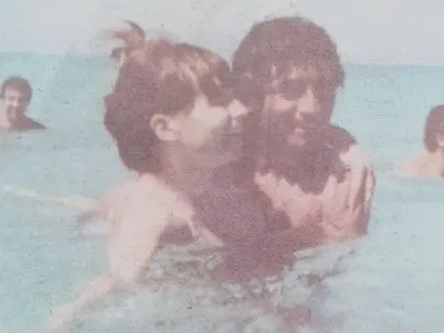 УНИКАЛЕН КАДЪР: Вижте Лили Иванова в морето по бански да се гушка с Гаргов