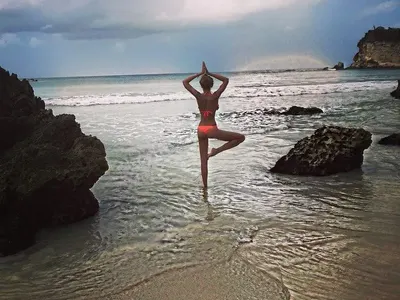 Венета Харизанова играе йога на плажа