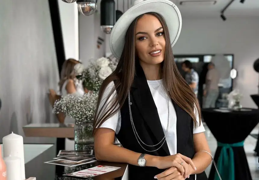 Виктория Капитонова показа гаджето, заедно са от 8 години (Снимки)