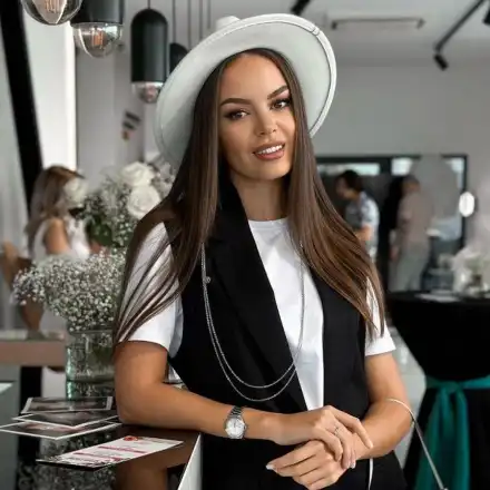 Виктория Капитонова показа гаджето, заедно са от 8 години (Снимки)