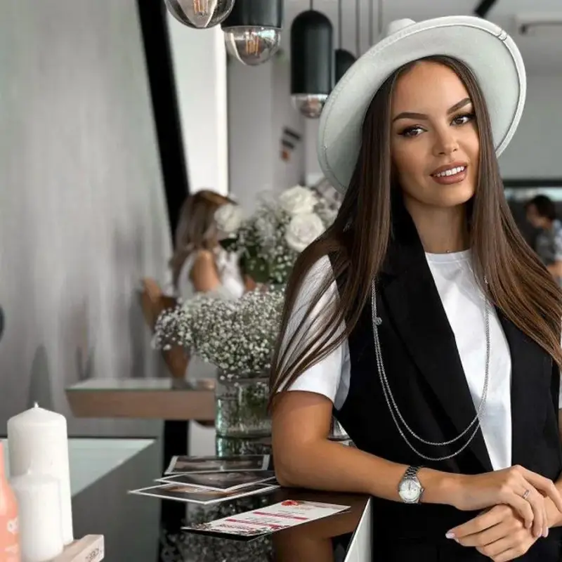 Виктория Капитонова показа гаджето, заедно са от 8 години (Снимки)