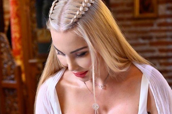Тоца кръсти сина си! Самовлюбената миска снима само себе си