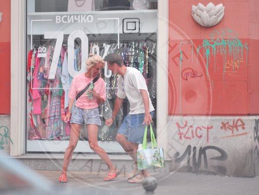 Ето ги Пламен и Радина отново заедно! Двойката се целува на улицата (Папарашки снимки)