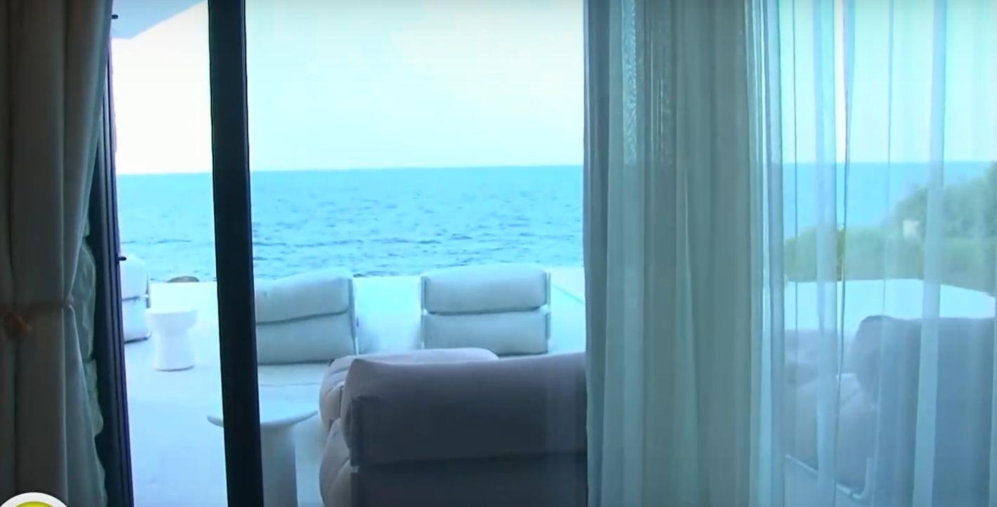 Ето го морския палат на Константин за 2 милиона край морето! (СНИМКИ отвътре)