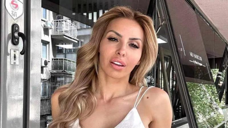 Диана Габровска разпали мрежата: яхна кон само по бельо! СНИМКИ