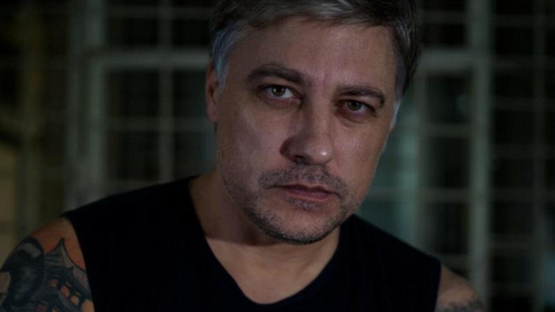 Карамазов, извратен ли си, че се вдъхновяваш от жестоки убийци? СНИМКИ
