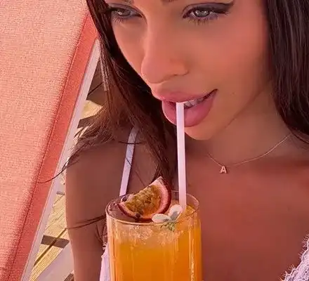 Айлин Бобева ИЗНАГЛЯ: Спя с чужденец, угажда ми! (пропусна да уточни, че не става дума за един, а за няколко мъже – ВИЖ ТУК)