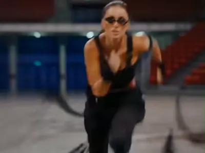 Алекс Богданска като Лара Крофт