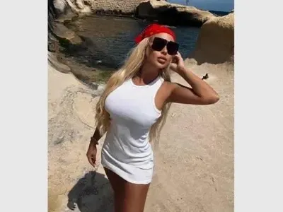 Андреа гола в ливадата