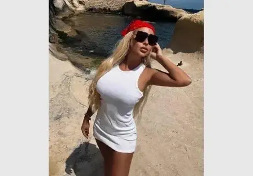 Андреа гола в ливадата