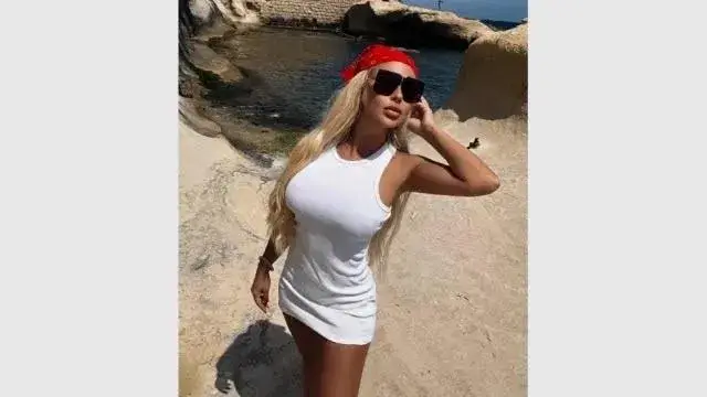 Андреа гола в ливадата