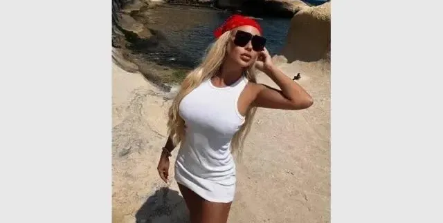 Андреа гола в ливадата