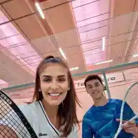 Анелия върти ракетата с песен на уста