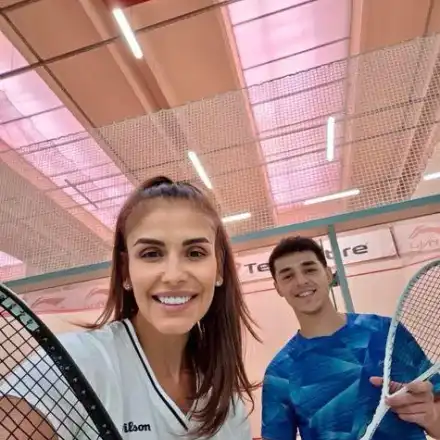 Анелия върти ракетата с песен на уста