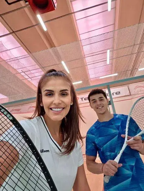 Анелия върти ракетата с песен на уста