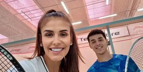 Анелия върти ракетата с песен на уста