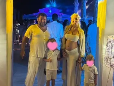 Антония Петрова среща Ивайло при сгрешена резервация (Момиче ли чакат?)