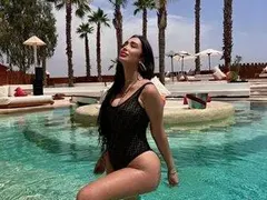 Атиджа: Как задните части завладяват модната сцена!
