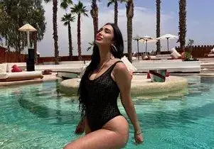 Атиджа: Как задните части завладяват модната сцена!