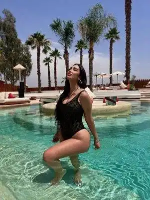 Атиджа: Как задните части завладяват модната сцена!