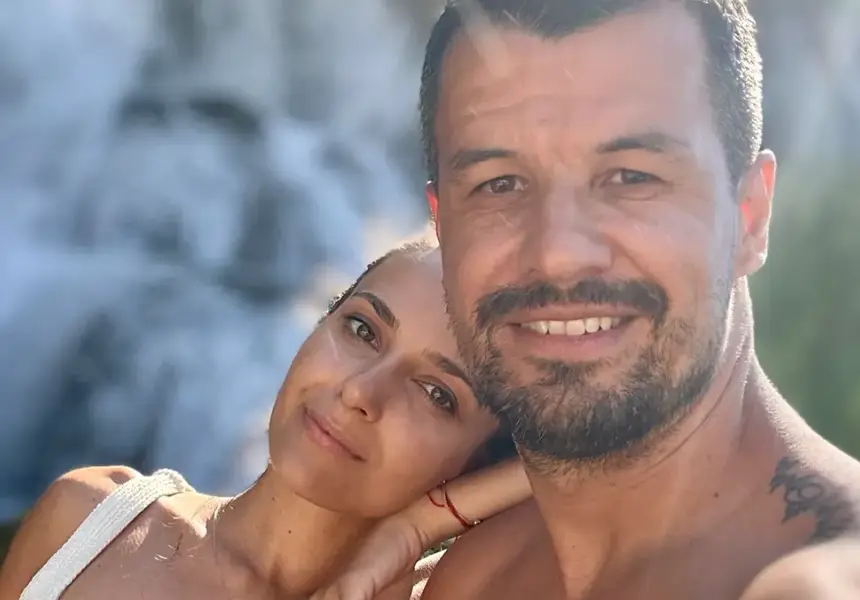 Бесте Сабри ЛИКУВА: Най-сетне получи мечтания годежен пръстен от Айкут! (СНИМКИ)