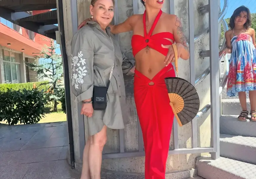 Деси Цонева и майка ѝ: Невероятно лято на плажа!