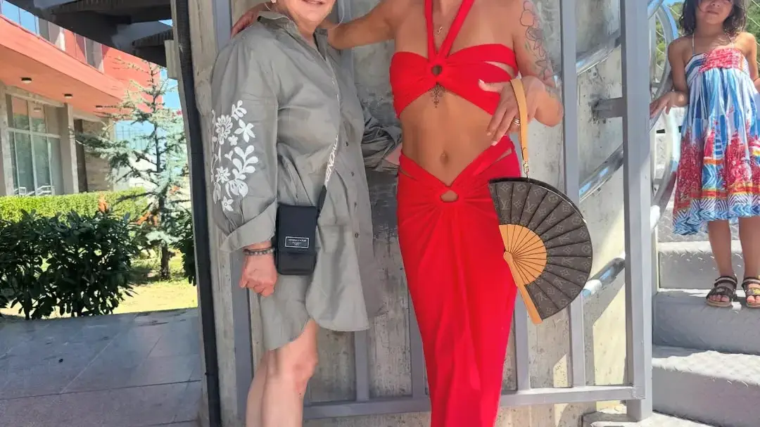 Деси Цонева и майка ѝ: Невероятно лято на плажа!