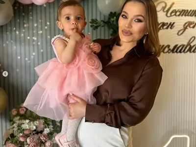 Деси Слава кръсти внучката си