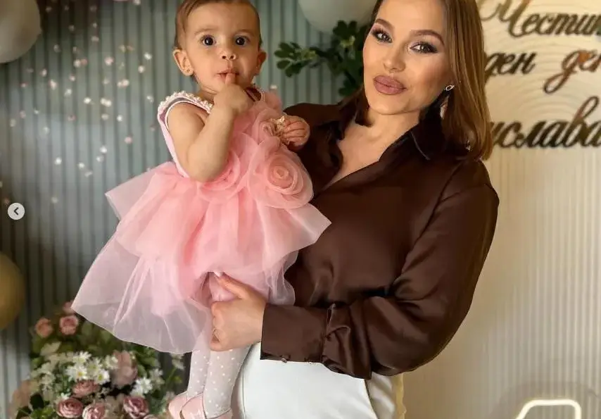 Деси Слава кръсти внучката си