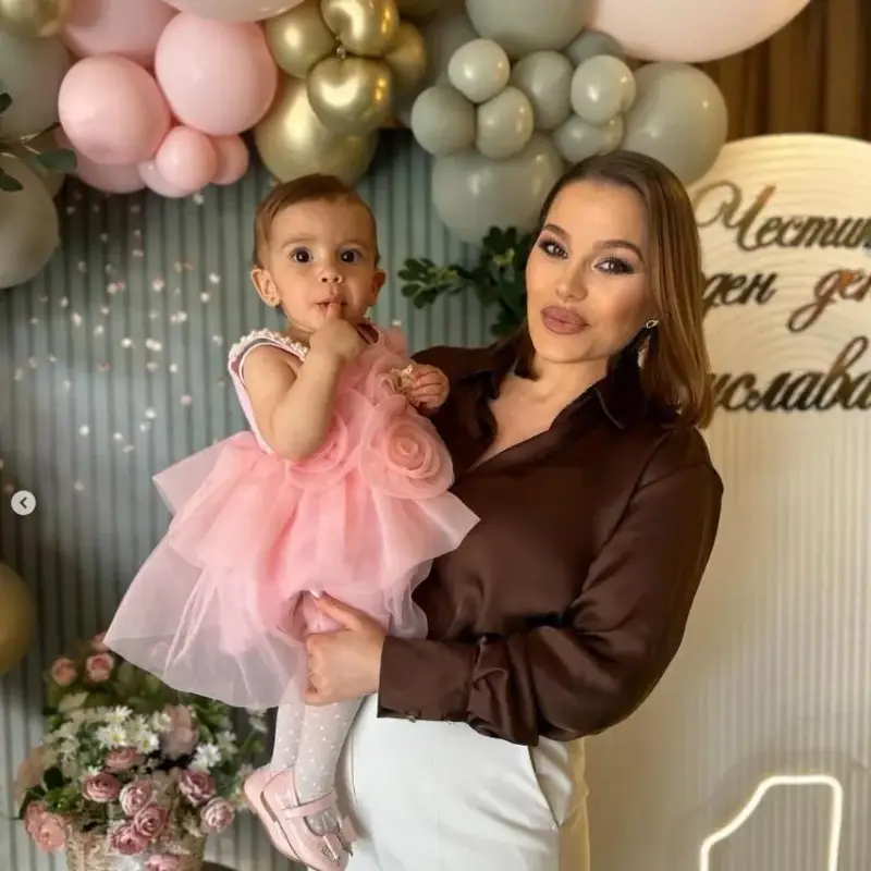 Деси Слава кръсти внучката си