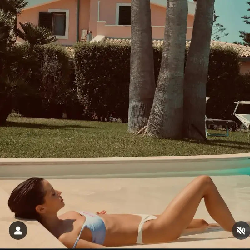 Диляна Попова пръска сексапил в Сицилия