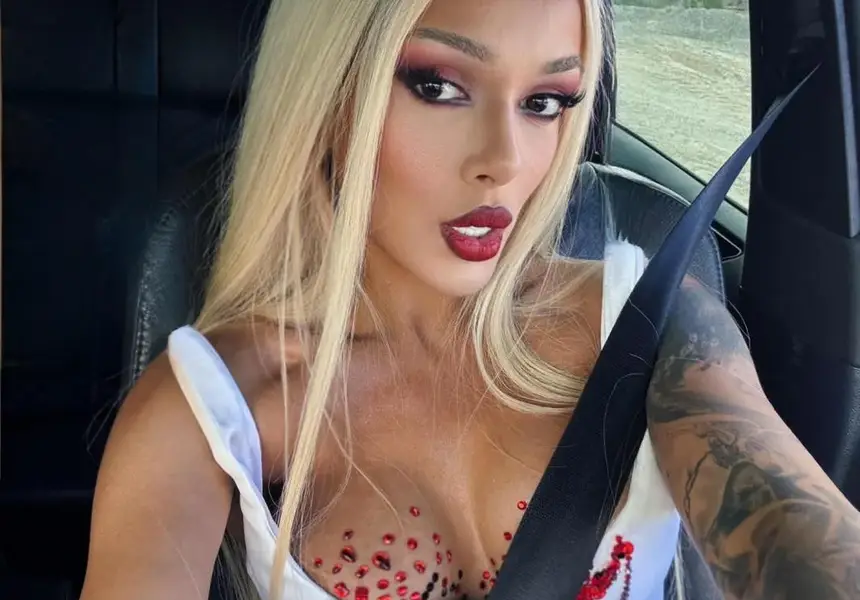 Диона стана секси блондинка