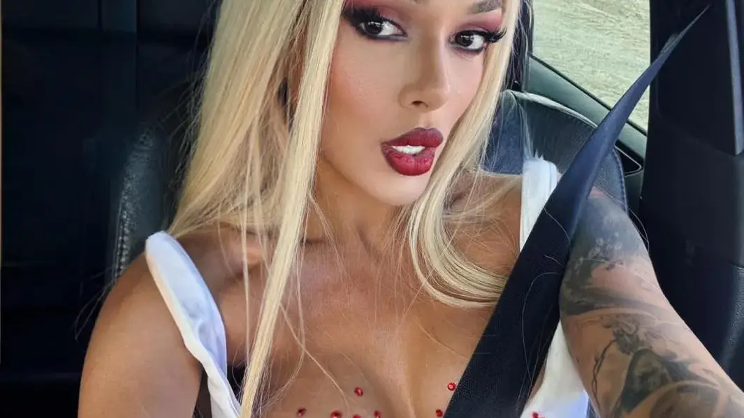 Диона стана секси блондинка