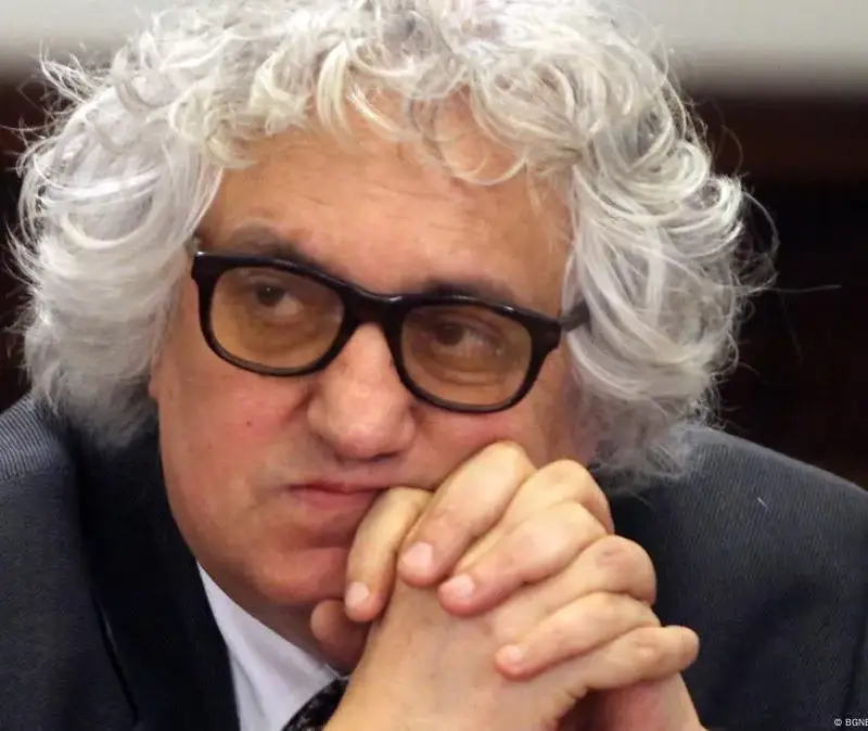 Скандалът с доц. Гого Лозанов: Здравословен крах в библиотеката!