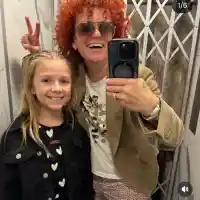 Дяковска с нова фризура пее на изорана нива