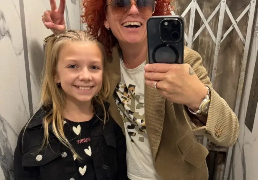 Дяковска с нова фризура пее на изорана нива