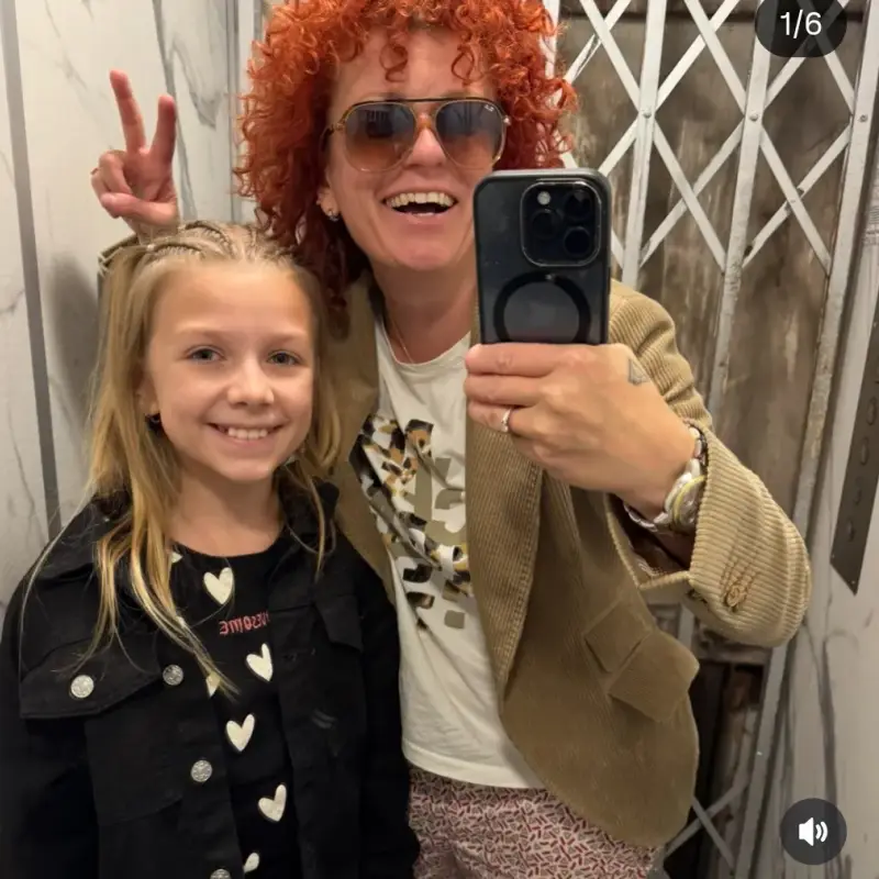 Дяковска с нова фризура пее на изорана нива