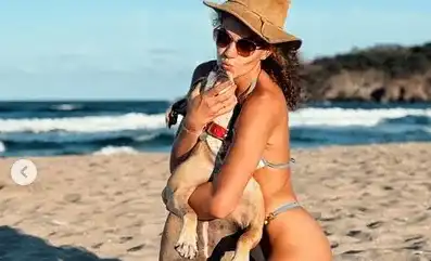 Ермина от „Сървайвър“ на плаж с кучето (Секси снимки)
